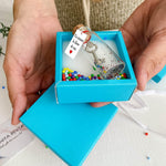 Load image into Gallery viewer, Mensaje romántico en una botella para regalar a tu novio o novia Tarro de los deseos con una tarjeta para tu esposo o esposa (bottle in teal blue box Tu tienes la llave de mi corazón)