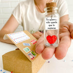 Load image into Gallery viewer, Mensaje romántico en una botella para regalar a tu novio o novia Tarro de los deseos con una tarjeta para tu esposo o esposa (bottle in cute craft paper box Te quiero… sólo quería que lo supieras)
