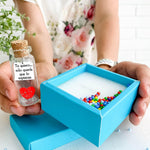 Load image into Gallery viewer, Mensaje romántico en una botella para regalar a tu novio o novia Tarro de los deseos con una tarjeta para tu esposo o esposa (bottle in teal blue box Te quiero… sólo quería que lo supieras)