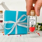 Load image into Gallery viewer, Mensaje romántico en una botella para regalar a tu novio o novia Tarro de los deseos con una tarjeta para tu esposo o esposa (bottle in teal blue box Te quiero… sólo quería que lo supieras)
