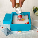 Load image into Gallery viewer, Mensaje romántico en una botella para regalar a tu novio o novia Tarro de los deseos con una tarjeta para tu esposo o esposa (bottle in teal blue box Te quiero… sólo quería que lo supieras)